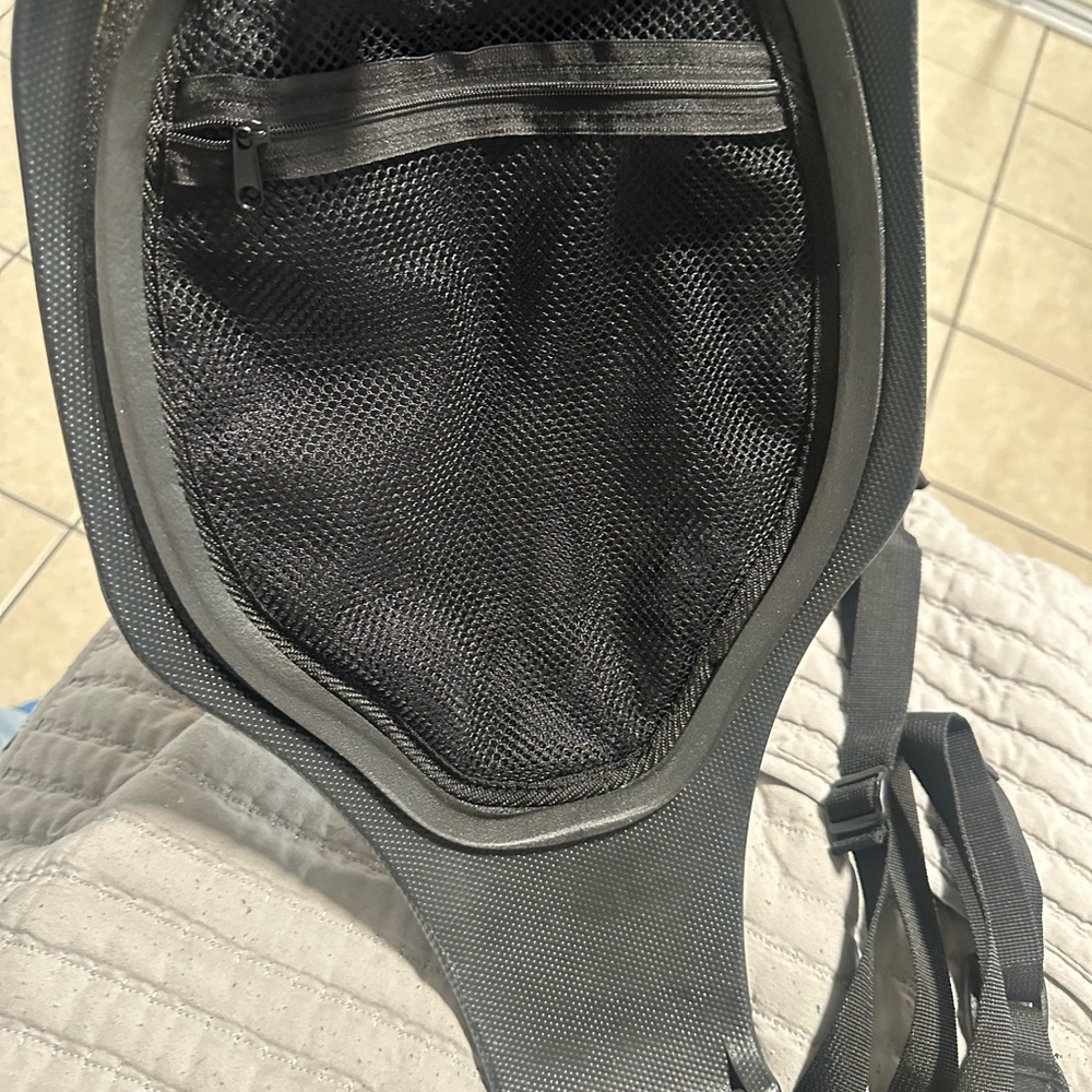 Aerodynamic motorcycle back pack. - Picture 2 of 6